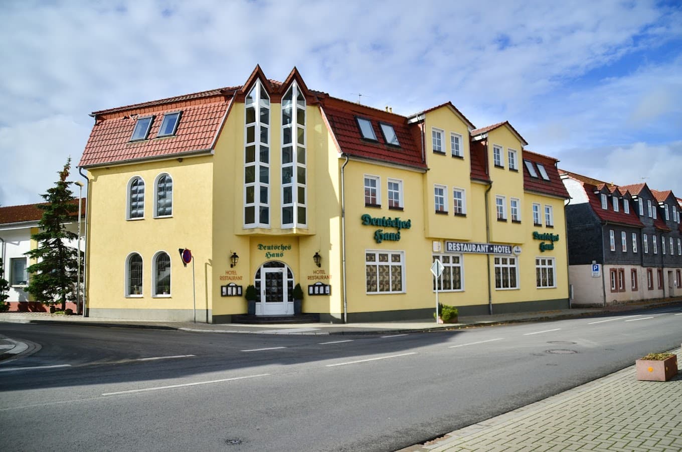 Hotel Deutsches Haus in Dingelstädt: gelbes Eckgebäude mit rotem Ziegeldach, über den Fenstern der Schriftzug „Restaurant · Hotel“